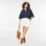 Blusa azul marino con bordado vertical, cuello redondo con lazo y mangas 3/4 abullonadas.