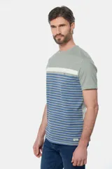 Remera celeste con rayas horizontales blancas y azules.
