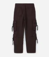 Pantalón cargo recto color negro, de sarga de algodón, con bolsillos laterales con hebillas y trabillas en la cintura.
