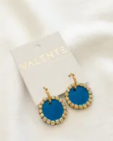 Aros colgantes con aro dorado y dije redondo azul con borde de strass.