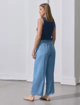 Pantalón de lyocell celeste, de corte ancho, con pretina elastizada con lazo de ajuste, bolsillos laterales y bolsillos cargo.