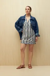 Vestido corto con estampado de rayas onduladas en blanco y azul, cuello tipo solapa y escote en V.