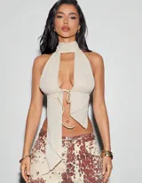 Top color amarillo pastel con cuello halter, espalda descubierta y lazos ajustables en el frente.