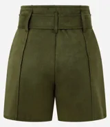 Bermuda verde militar confeccionada en gamuza sintética, con lazo en la cintura y corte recto.