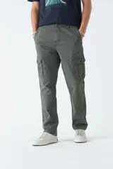 Pantalón cargo color marrón claro, de gabardina, con corte regular, bolsillos laterales y logo bordado.