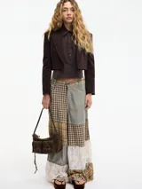 Blazer cropped marrón oscuro con solapa en la parte delantera y camisa desmontable mediante botones. Confeccionado en 97% algodón y 3% elastano.