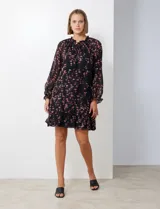 Vestido corto de gasa estampada, negro con flores, cuello fruncido y lazo de ajuste en escote V.