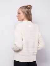 Polera de tejido de punto con diseño texturizado, cuello alto y manga larga.