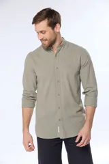 Camisa negra de lino con cuello mao y manga larga.