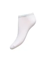 Medias blancas de corte bajo con borde superior plateado brillante.