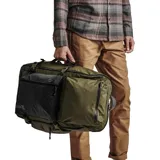 Mochila de viaje verde y negra de 55 litros con múltiples compartimentos, correas de compresión, panel trasero ergonómico, bolsillo para laptop y bolsillo oculto para pasaporte. Marca Roark. Modelo 5 Day Mule.