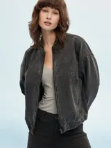 Campera de jean azul con cierre frontal, bolsillos laterales y puños elastizados.