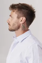 Camisa blanca de corte slim fit, manga larga y cuello clásico. Cierre frontal con botones.