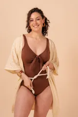 Túnica color beige confeccionada en broderie elastizado con cordón de algodón.