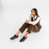 Zapato acordonado de cuero color marrón con detalle de textura reptil en el talón y empeine. Taco de madera foliado en cuero de 2,5 cm de altura y entre suela de goma de 1 cm.