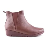 Bota de cuero negro con elástico lateral, cierre de cremallera y suela de goma.