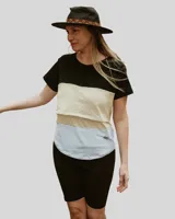 Remera de manga corta con diseño de bloques de color: negro en la parte superior, beige a rayas horizontales en el medio y celeste en la parte inferior.