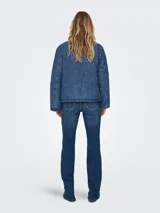 Campera de denim acolchada color azul, marca Only. Con cuello redondo, cierre con botones metálicos y bolsillos laterales.