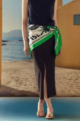 Falda tubo negra con corte en el centro delantero.