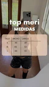 Musculosa sin mangas de tejido metalizado color gris oscuro.