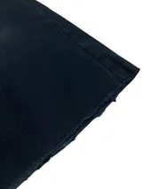 Bermuda de jean negra con lavado oscuro, corte ancho (baggy) y largo hasta la rodilla (3/4). Presenta un dobladillo deshilachado en el ruedo y cierre frontal con botón y cremallera.