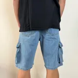 Bermuda de jean celeste con bolsillos cargo laterales y traseros.