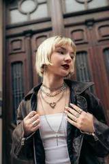 Gargantilla plateada de acero inoxidable con cadena de eslabones y púas metálicas.