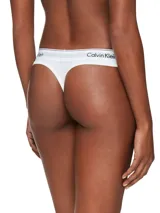 Conjunto Calvin Klein Modern Cotton blanco, compuesto por un corpiño deportivo con espalda racerback y una bombacha colaless con cintura elástica con logo de la marca.