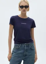 Camiseta blanca de algodón con logo 'Mango' estampado en dorado en el pecho.