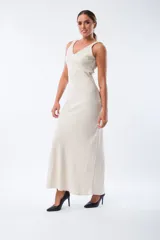 Vestido beige con escote en V y tirantes fruncidos.