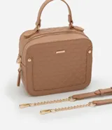 Bolso camera bag transversal mediano color beige, con cierre de cremallera, correa de mano y asa larga con detalle de cadenas desmontables.