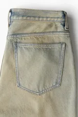 Pantalón de jean celeste con efecto desgastado, de corte holgado y tiro bajo.
