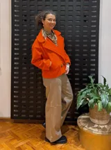 Chaqueta corta de paño color naranja flúor con solapa ancha y forro estampado.