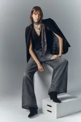 Pantalón jean oxford de tiro alto, color gris oscuro, con lavado stone y bigotes.