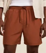 Bermuda de baño masculina confeccionada en tejido ana ruga texturizado, con lazo en la cintura, bolsillos laterales y un bolsillo trasero.