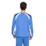 Buzo deportivo Umbro del Club Nacional de Football, color rojo con mangas azul marino y detalles blancos en hombros y laterales. Presenta el logo de Umbro bordado en el pecho y el escudo del club en el lado derecho.