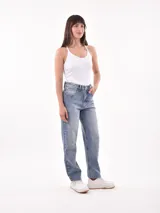 Musculosa blanca de breteles finos y escote en U.