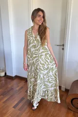 Vestido camisero largo color blanco con estampado de hojas verdes, sin mangas, con cuello camisero y abotonado al frente.