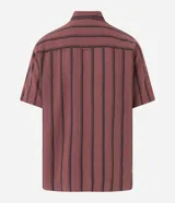Camisa masculina de corte relajado, confeccionada en cáñamo, algodón y poliéster. Presenta cuello inglés, mangas cortas y rayas verticales texturizadas.