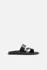 Sandalias de cuero negro con tiras anchas y plantilla anatómica.