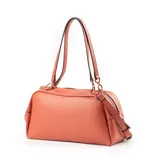 Bolso bandolera color ladrillo, con correa de hombro ajustable y asa corta fija. Tiene cierre superior, bolsillo interno con cierre y dos bolsillos abiertos. El interior está forrado en tela de algodón y poliéster.