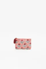 Bolso mini rectangular color salmón con estampado de flores rojas y grises, pespuntes bordados a mano y cierre con tirante decorativo en hilo.