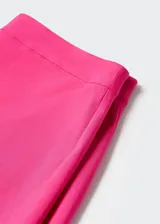 Short de tiro alto color fucsia, de corte recto y tejido fluido.