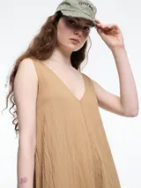 Vestido largo sin mangas con escote en V y diseño degradado de gris a negro.