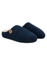 Pantufla azul de fieltro con plantilla de corderito.