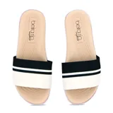 Sandalias tipo chinela de mujer, color negro y blanco, con tira ancha que presenta dos franjas blancas sobre fondo negro. La plantilla es de color beige claro con textura acanalada y el logo de Beira Rio Comfort.