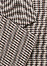 Blazer marrón con estampado a cuadros, solapas de muesca, cierre cruzado con doble botonadura y bolsillos de ribete.