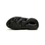 Zueco Adidas Yeezy Foam Runner color negro.