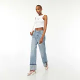 Musculosa blanca de algodón con cuello redondo y sisas amplias. Estampado pequeño en el pecho con motivo playero: palmeras, sol y tabla de surf.