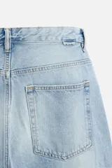 Pantalón de jean celeste con efecto lavado, corte amplio tipo baggy y cinco bolsillos.